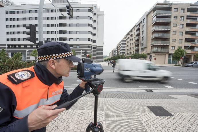 Un agente de movilidad controla la velocidad de los vehículos con el radar móvil