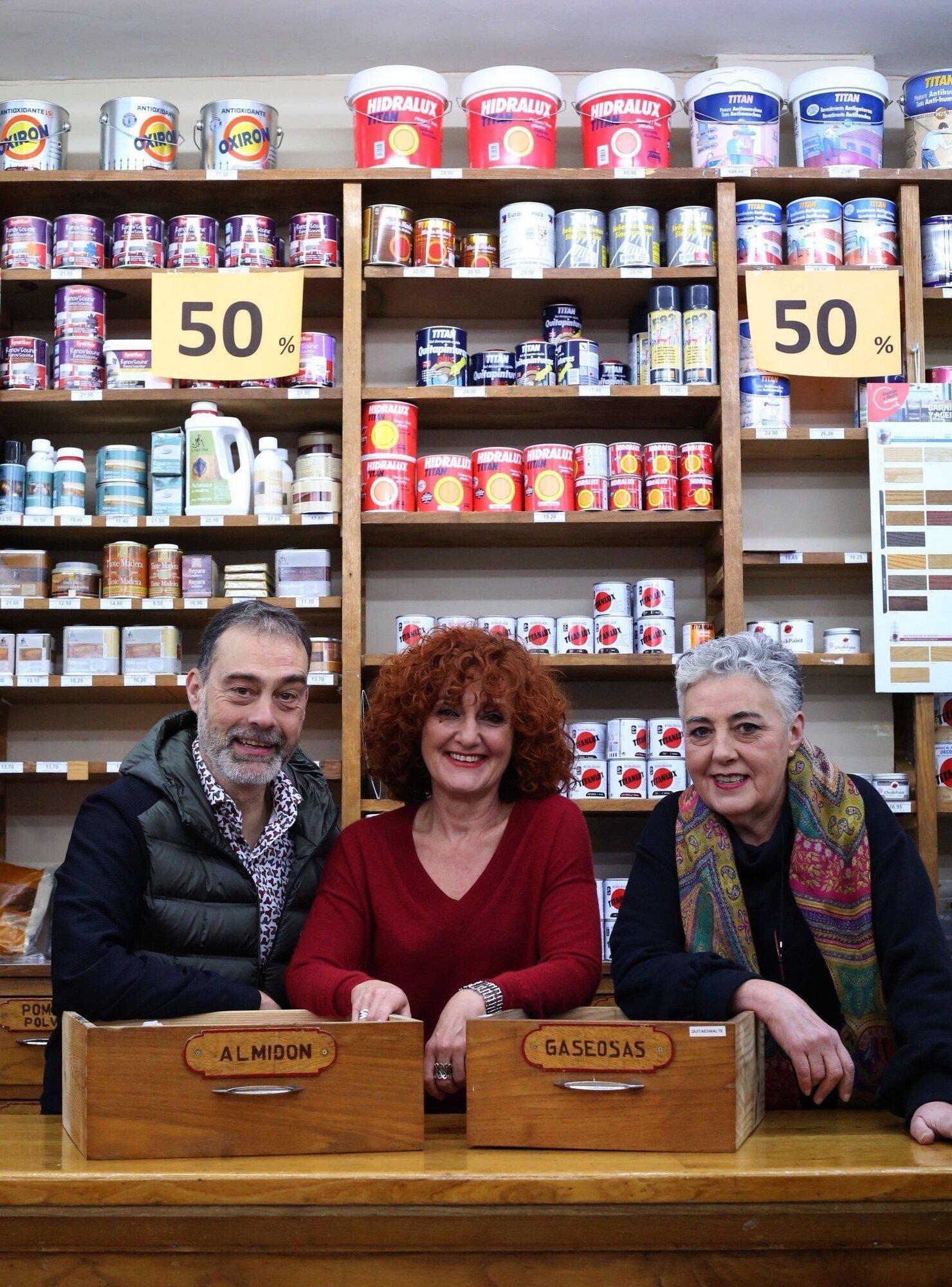Iñako, Marisa y Julia Redín, en su droguería de Martín Azpilcueta, apoyados sobre dos cajas que pertenecían a su abuelo.