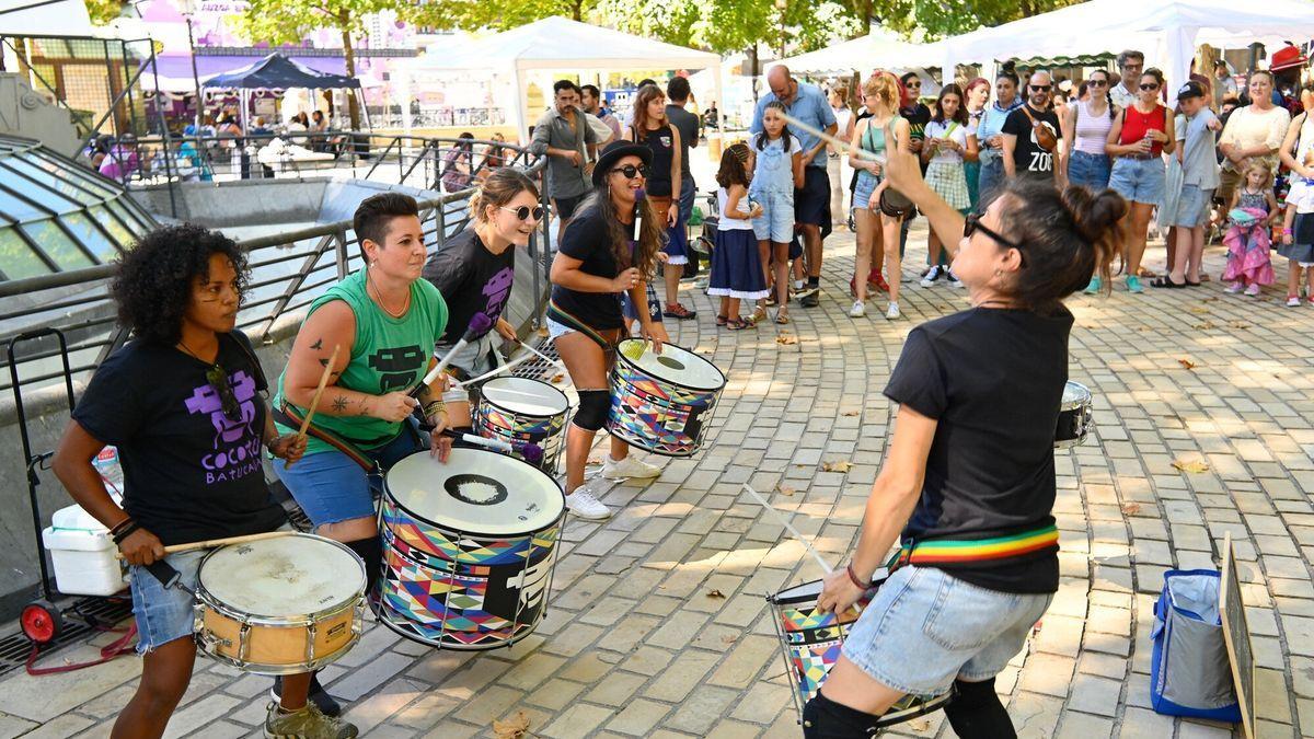 Batukada en el Arenal durante una de las jornadas de Aste Nagusia.