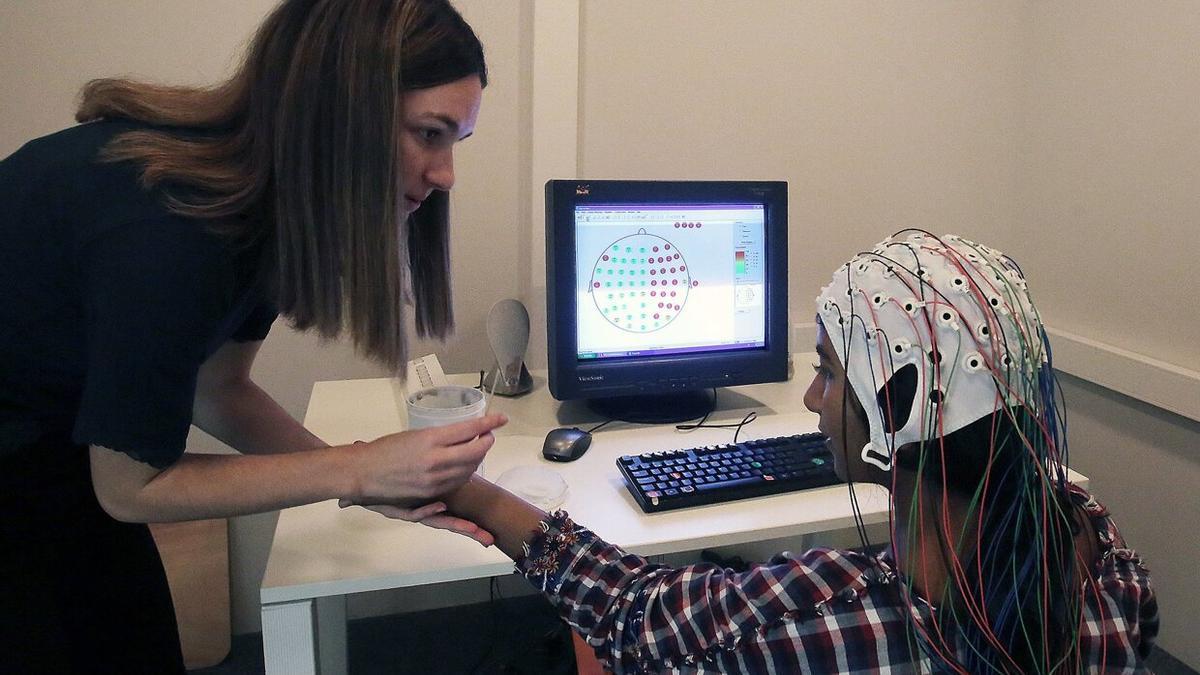 Una voluntaria participa en una investigación del BCBL