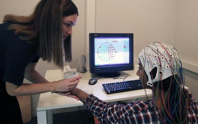 Una voluntaria participa en una investigación del BCBL