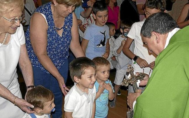 La presentación a los y las txikis fue al final de la misa mayor.