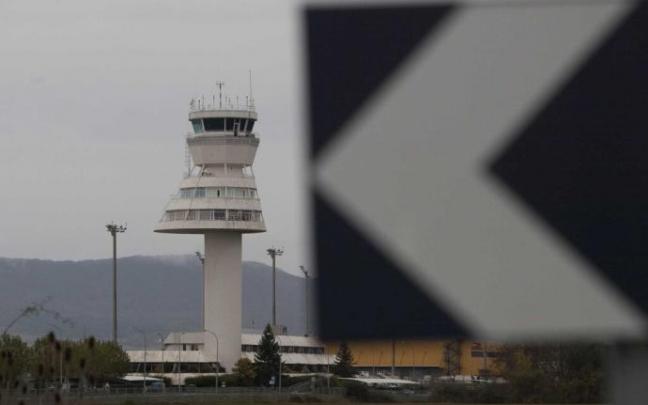 Torre de control del aeropuerto. Torre de control del aeropuerto.