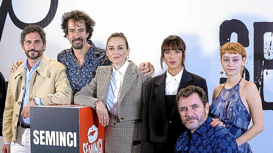 Paco León, Félix Viscarret, Leonor Watling, Susana Abaitua, Àlex Brendemühl y María Romanillos.