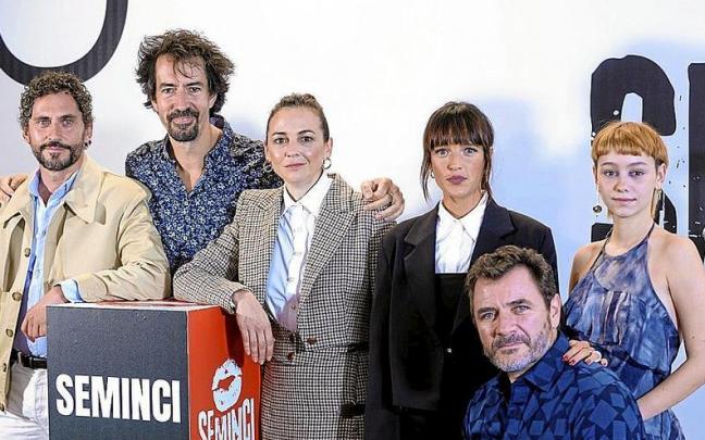 Paco Le&oacute;n, F&eacute;lix Viscarret, Leonor Watling, Susana Abaitua, &Agrave;lex Brendem&uuml;hl y Mar&iacute;a Romanillos.