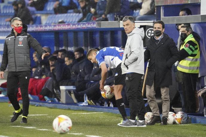 Mendilibar da instrucciones a sus jugadores, durante el partido ante la Real Sociedad.