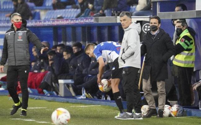 Mendilibar da instrucciones a sus jugadores, durante el partido ante la Real Sociedad.