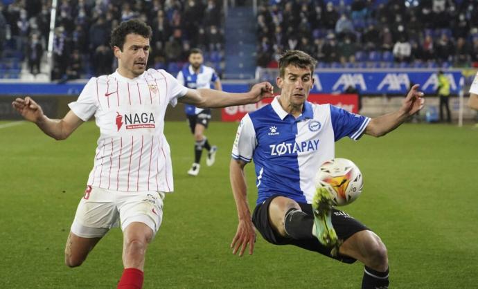 Pons golpea el balón en presencia de Delaney (Sevilla)