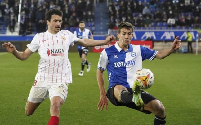 Pons golpea el balón en presencia de Delaney (Sevilla)