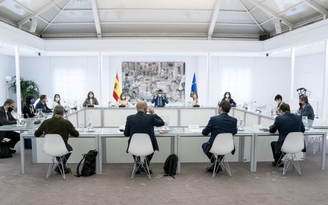Sánchez reúne a los líderes sindicales y patronales para impulsar el pacto de rentas. Sánchez reúne a los líderes sindicales y patronales para impulsar el pacto de rentas.