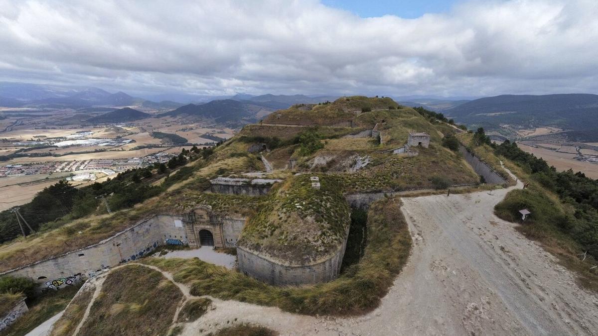 Vista aérea del monte Ezkaba con el el Fuerte de San Cristóbal en primer término