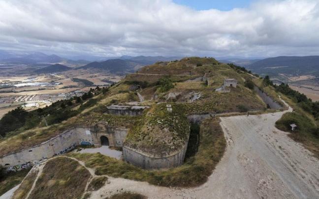 Vista aérea del monte Ezkaba con el el Fuerte de San Cristóbal en primer término Vista aérea del monte Ezkaba con el el Fuerte de San Cristóbal en primer término