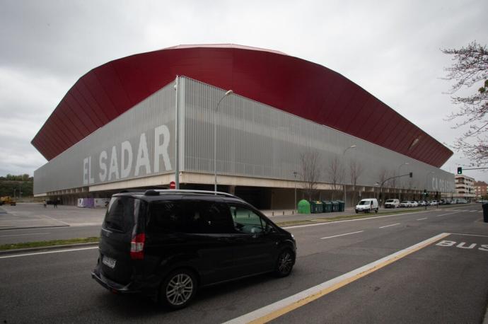 Un vehículo circula por el exterior de la calle Sadar.