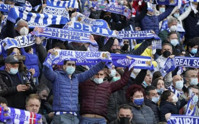 Aficionados de la Real en un encuentro de la pasada campaña en Anoeta