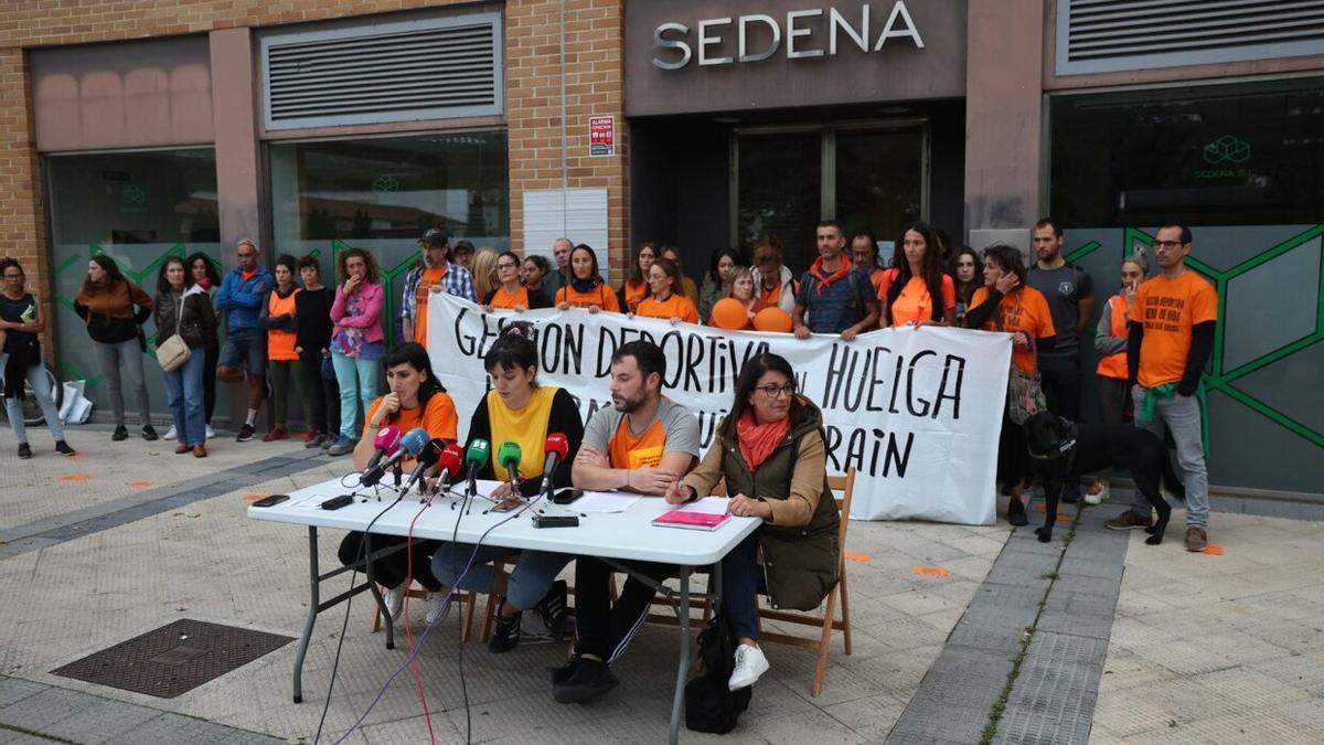 Momento de la rueda de prensa, frente a la sede de Sedena.