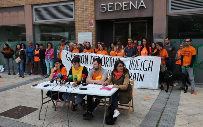 Momento de la rueda de prensa, frente a la sede de Sedena.