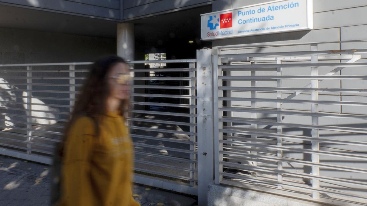 Una mujer pasa por delante de un centro médico en Madrid