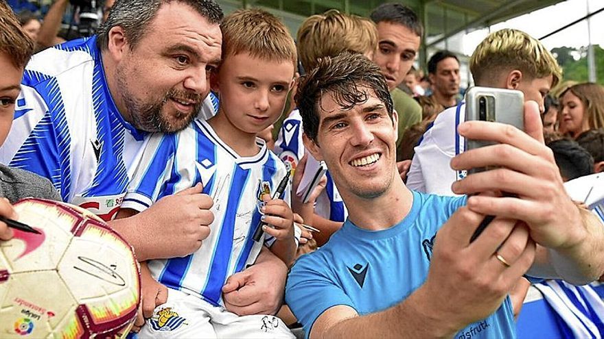 Aritz Elustondo se hace un selfi con varios aficionados de la Real, ayer en Zubieta.