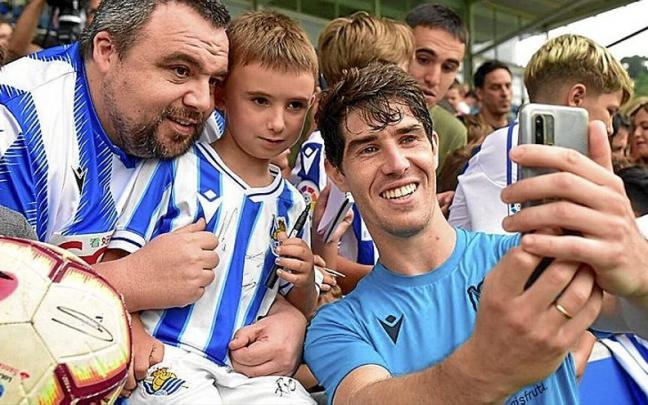 Aritz Elustondo se hace un selfi con varios aficionados de la Real, ayer en Zubieta. Aritz Elustondo se hace un selfi con varios aficionados de la Real, ayer en Zubieta.
