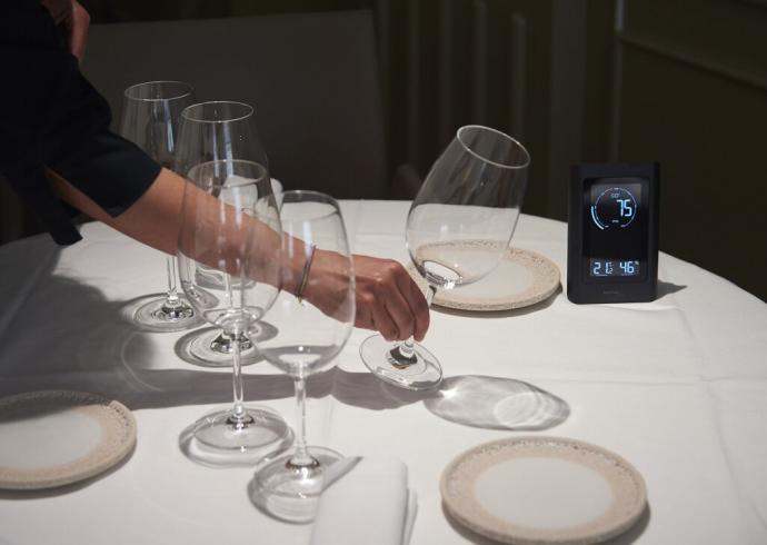 Preparación de una mesa en un restaurante ajeno a esta información.