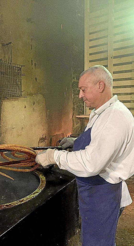 Los churros, ya fritos, irán de aquí al mostrador.