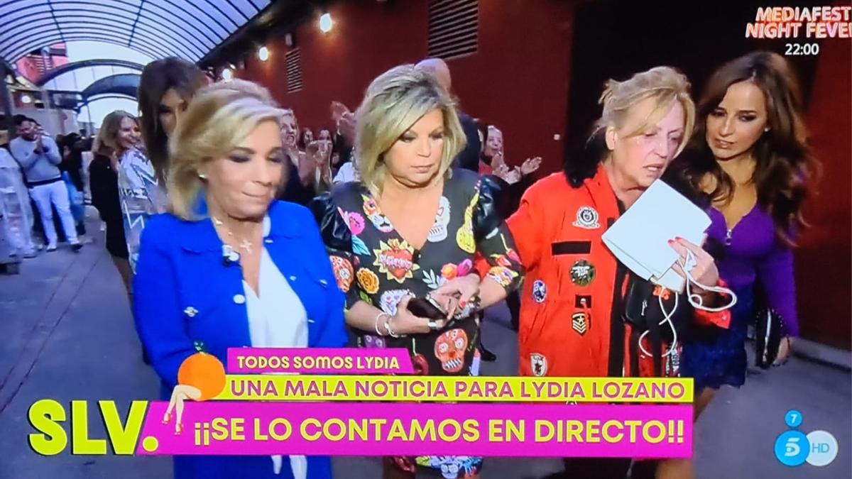 Carmen Borrego, Terelu Campos y Carmen Alcayde, con el público detrás, reciben a Lydia Lozano en la calle.
