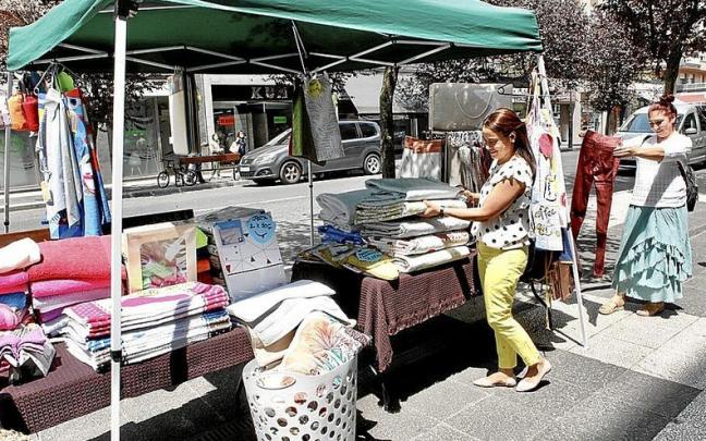 Lerro hauekin batera agertzen den irudian, bezero batzuk Rosa María Nietoren dendan (Destino Hogar) deskontuan dauden arropa batzuk erosten, Gorbea kalean kokatuta. | ARGAZKIAK: PILAR BARCO
