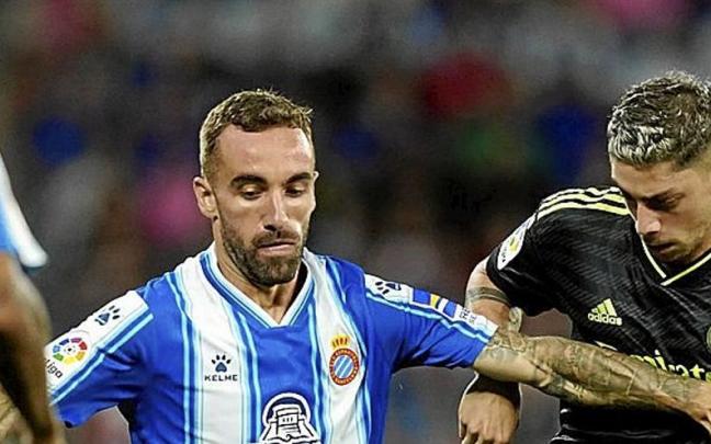 Sergi Darder protege el bal&oacute;n ante Valverde. | FOTO: EFE