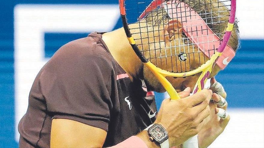 Rafa Nadal se resiente del golpe que recibió en la nariz.