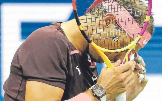 Rafa Nadal se resiente del golpe que recibió en la nariz. Rafa Nadal se resiente del golpe que recibió en la nariz.