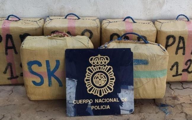 Tres detenidos y más de 200 kilos de hachís intervenidos en La Línea. Tres detenidos y más de 200 kilos de hachís intervenidos en La Línea.