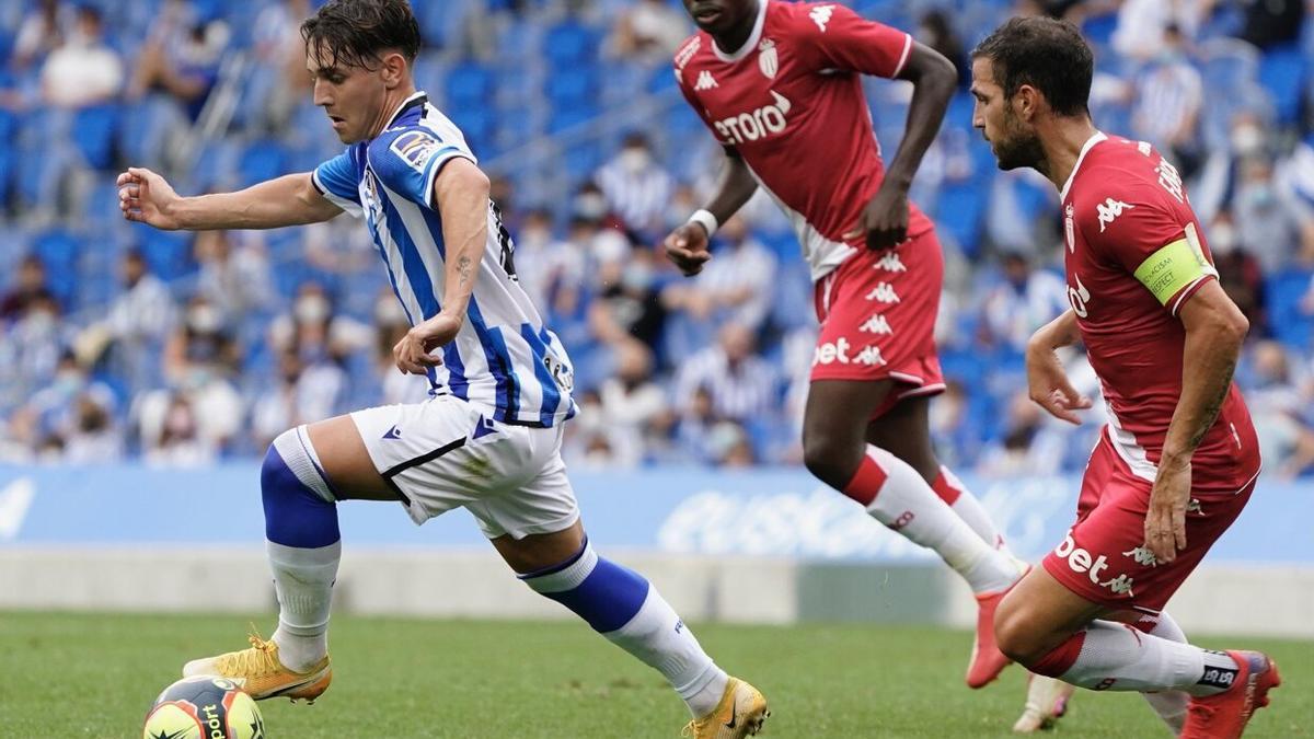 Dani Garrido, ante Cesc Fábregas durante el Real-Mónaco de la pretemporada 2021.