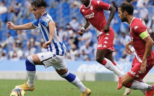 Dani Garrido, ante Cesc Fábregas durante el Real-Mónaco de la pretemporada 2021. Dani Garrido, ante Cesc Fábregas durante el Real-Mónaco de la pretemporada 2021.