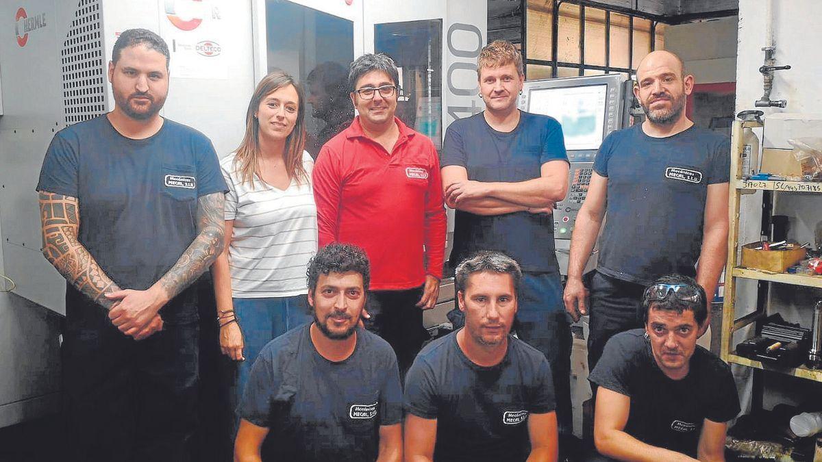 Mikel Romero, en el centro, con parte del equipo de Mecánicas Mecal.