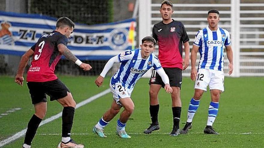 Pablo Marín se dispone a presionar a un rival, ayer. | FOTO: REAL SOCIEDAD