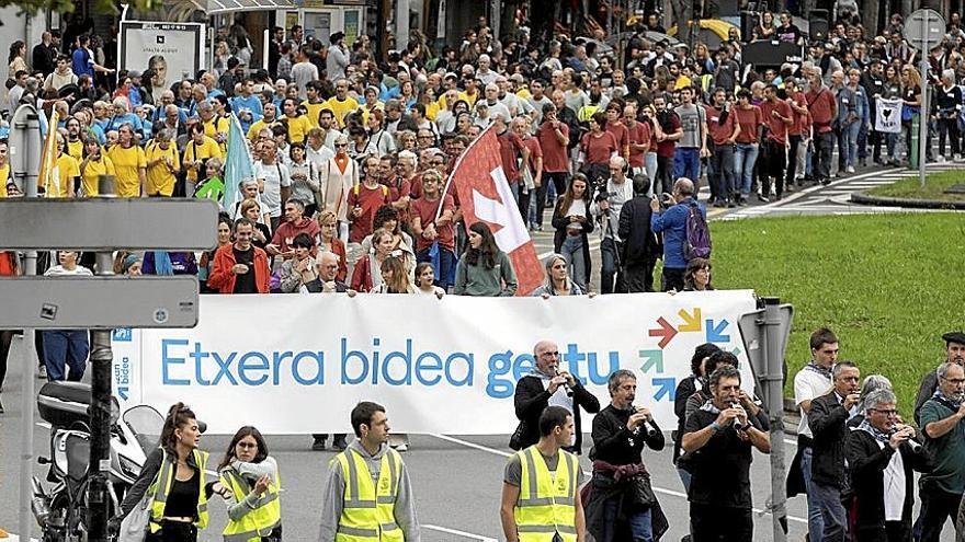 La manifestación de ayer en Donostia, con la pancarta en la cabecera de la concentración.