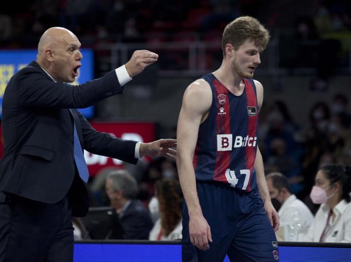 Spahija da instrucciones a Kurucs durante un partido