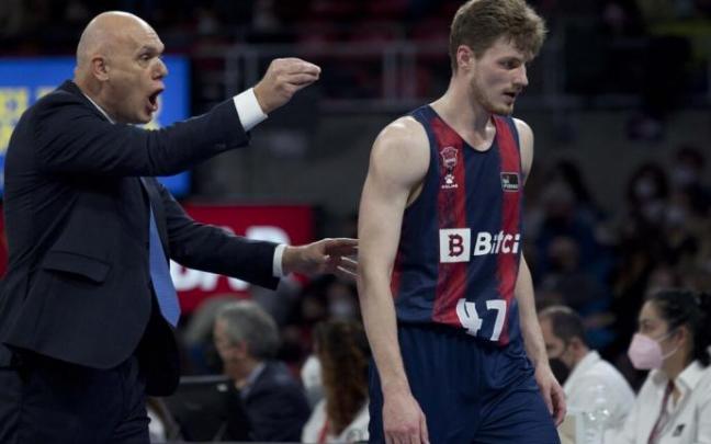 Spahija da instrucciones a Kurucs durante un partido