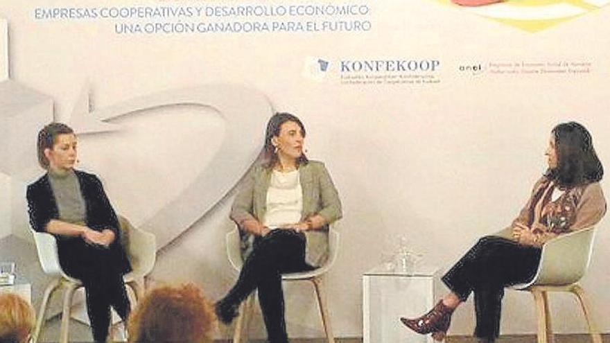 Mesa redonda con An, Irizar e Ideko.