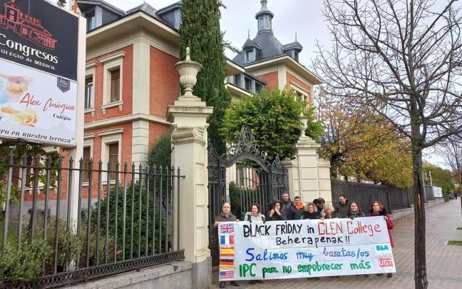 Protesta enfrente del Colegio de Médicos, en Pamplona.
