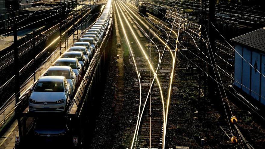 Coches Polo de Volkswagen en un tren de mercancías.