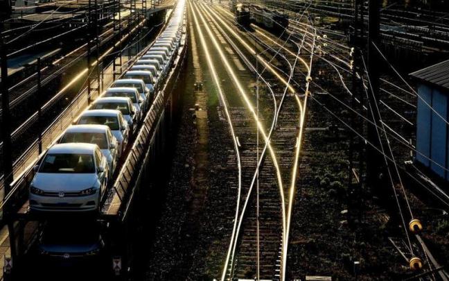 Coches Polo de Volkswagen en un tren de mercanc&iacute;as.