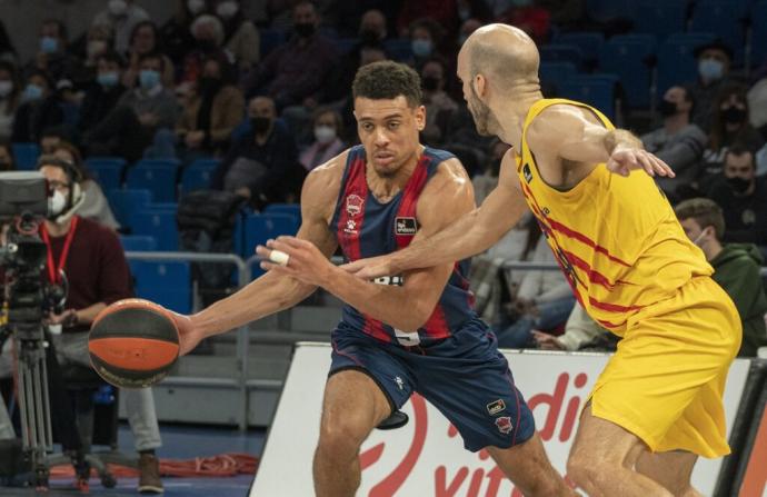 Wade Baldwin trata de superar la defensa de Calathes en el partido ante el Barcelona