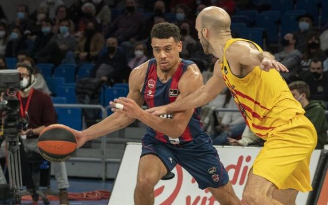 Wade Baldwin trata de superar la defensa de Calathes en el partido ante el Barcelona