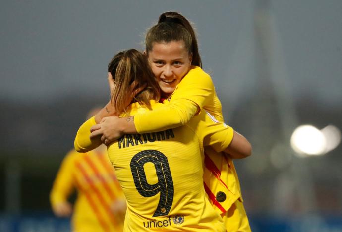 Claudia Pina celebra con Mariona Caldentey uno de los goles frente a la Real Sociedad.