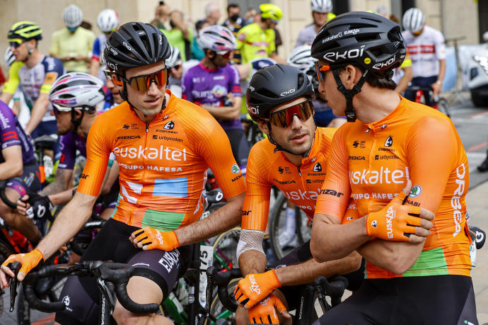 Txomin Juartisti, Gotzon Martín y Antonio Soto esperan a la salida de una etapa en Valencia.
