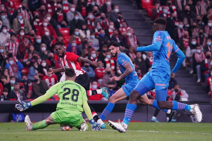 Iñaki Williams dispara y Giorgi Mamardashvili detiene el balón en el partido de ida de las semifinales de la Copa disputado en San Mamés.