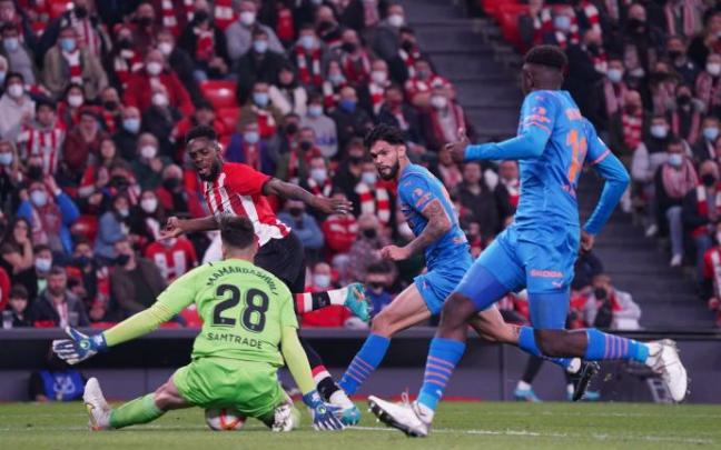 Iñaki Williams dispara y Giorgi Mamardashvili detiene el balón en el partido de ida de las semifinales de la Copa disputado en San Mamés.