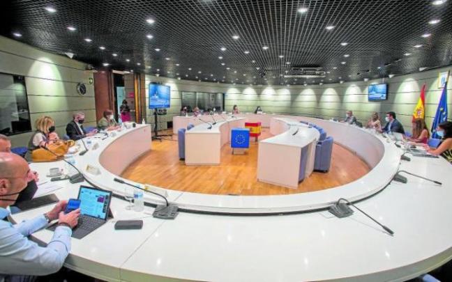 Ministerio, sindicatos y empresarios iniciaron ayer la negociación del nuevo Salario Mínimo Interprofesional. Foto: Efe Ministerio, sindicatos y empresarios iniciaron ayer la negociación del nuevo Salario Mínimo Interprofesional. Foto: Efe