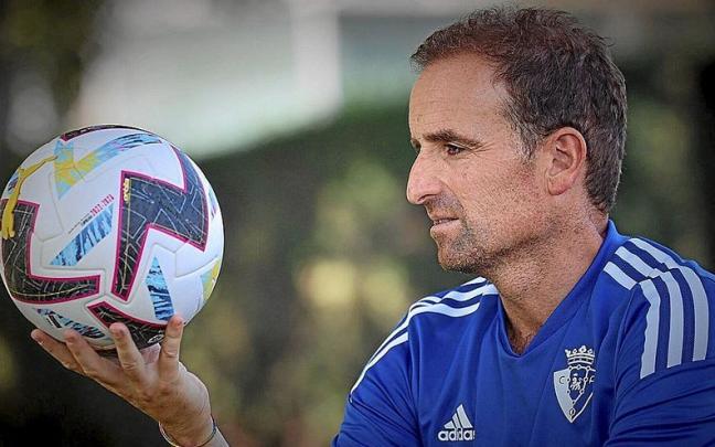 Jagoba Arrasate posa en Tajonar mirando un balón.